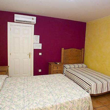 Hostal Velarde タラベラ・デ・ラ・レイナ エクステリア 写真