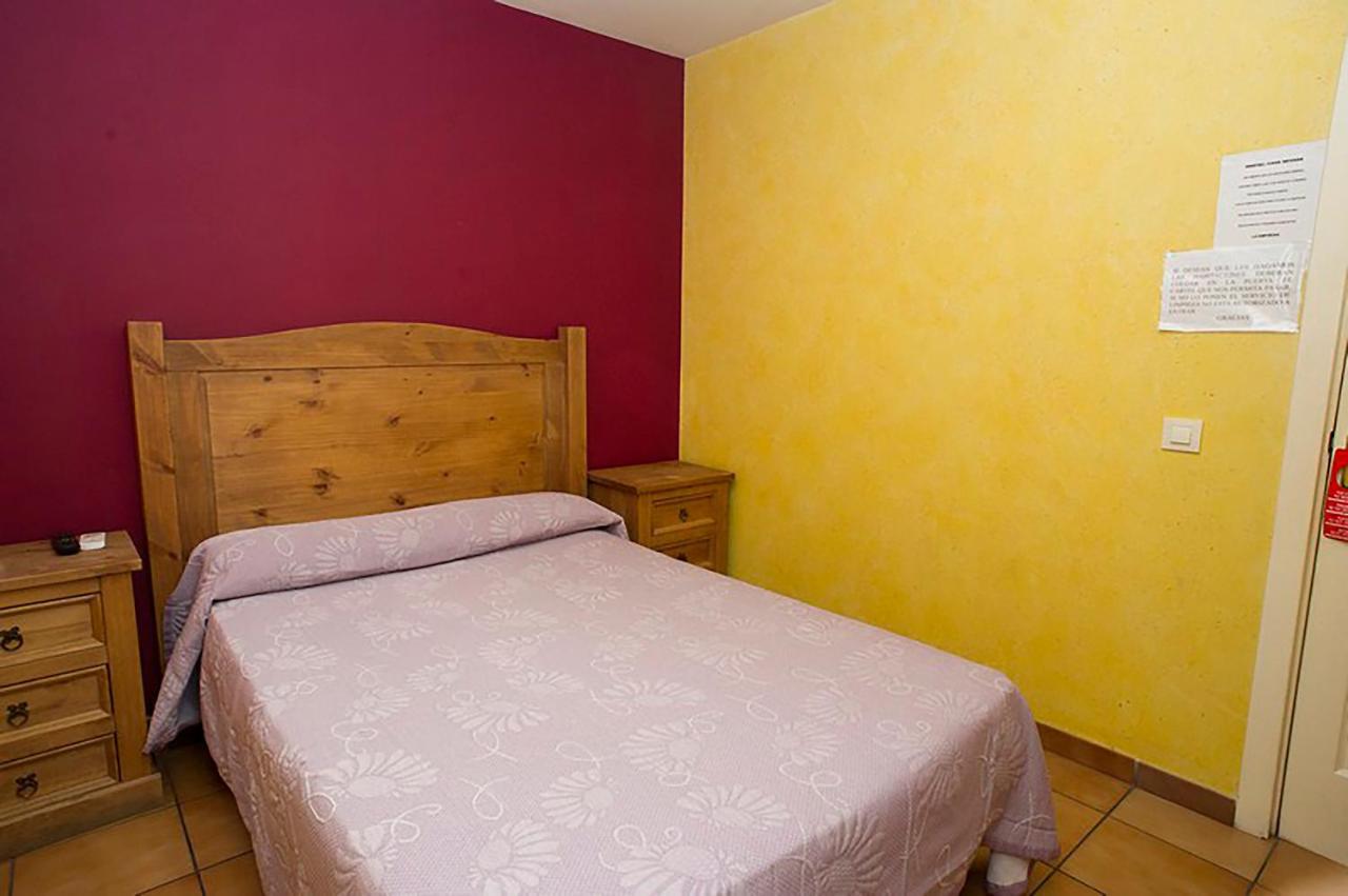 Hostal Velarde タラベラ・デ・ラ・レイナ エクステリア 写真