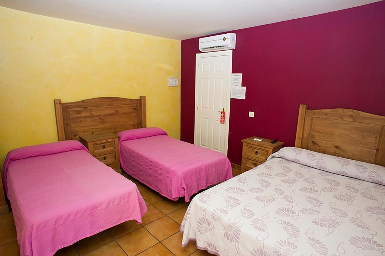 Hostal Velarde タラベラ・デ・ラ・レイナ エクステリア 写真