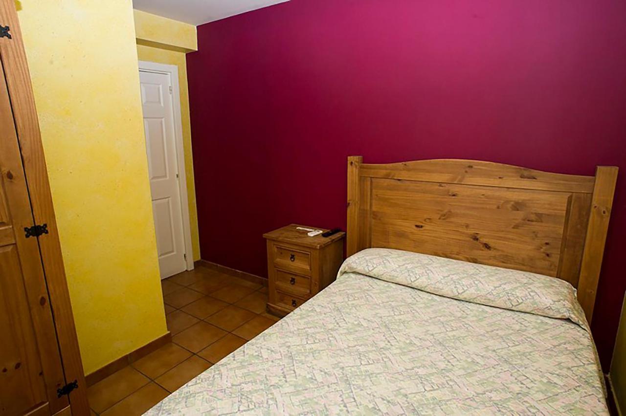 Hostal Velarde タラベラ・デ・ラ・レイナ エクステリア 写真